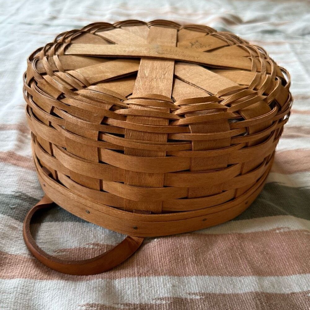 Longaberger 1995 Round Darning Basket with Leather Handles and Plastic Liner - Picture 7 of 9